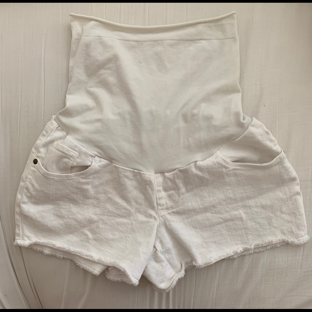 A pea in the pod white denim shorts
